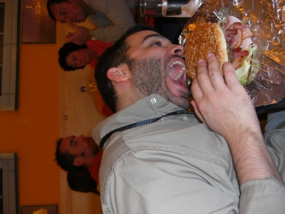 Alberto come hamburguesa